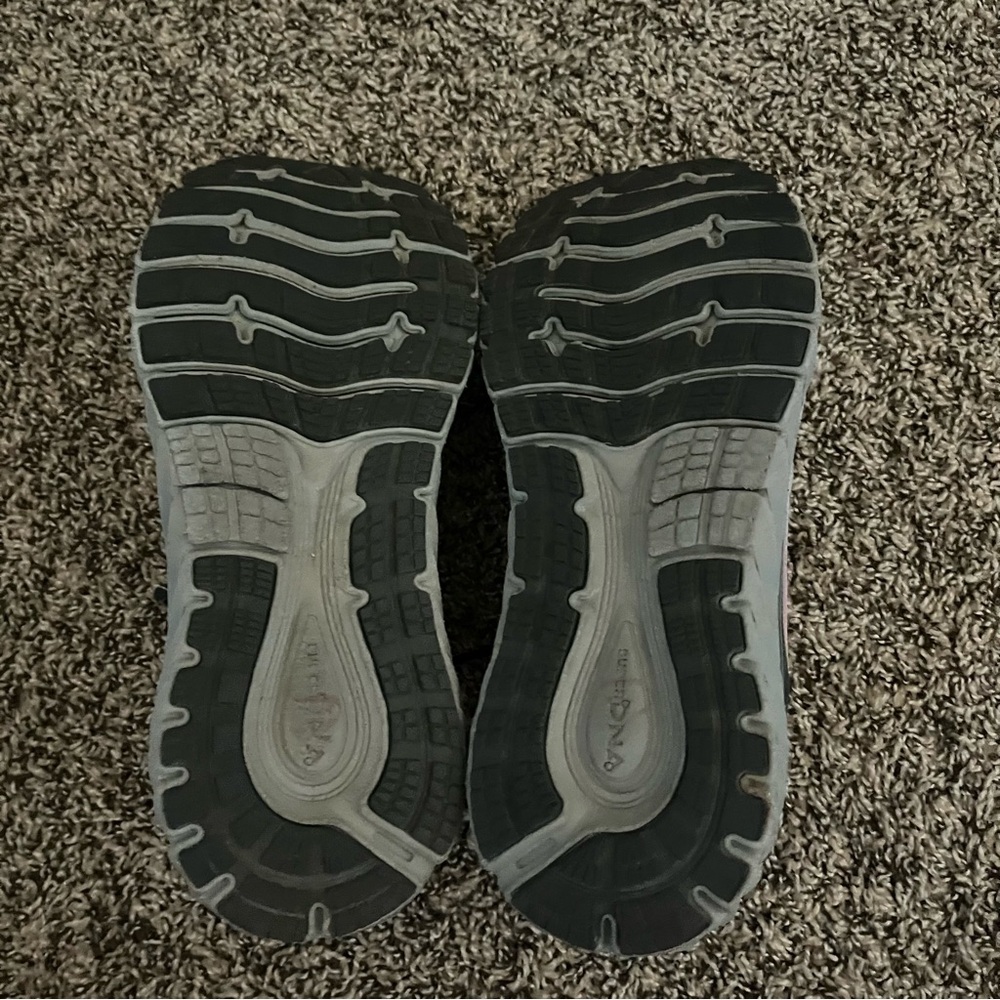 Woman Brooks Running Shoes - Picture 4 of 5